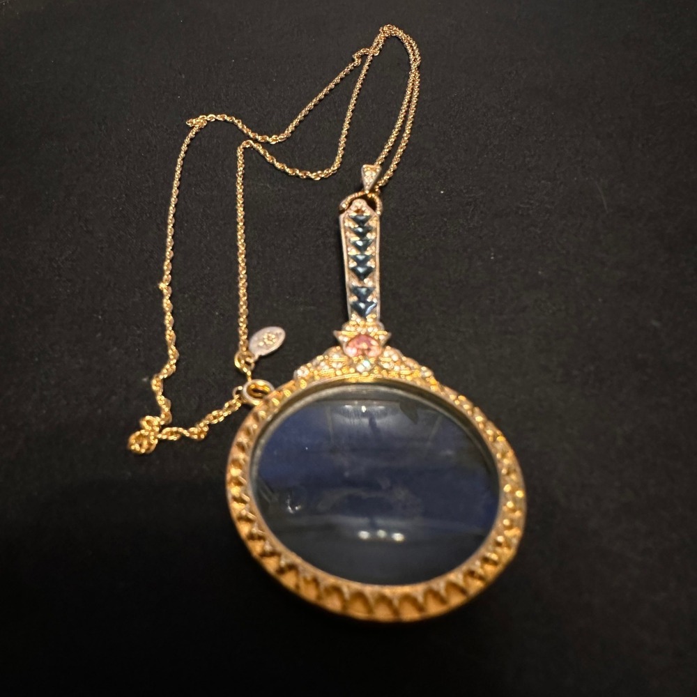 Vintage Joan Rivers Gld Magnifying Glass Pendant